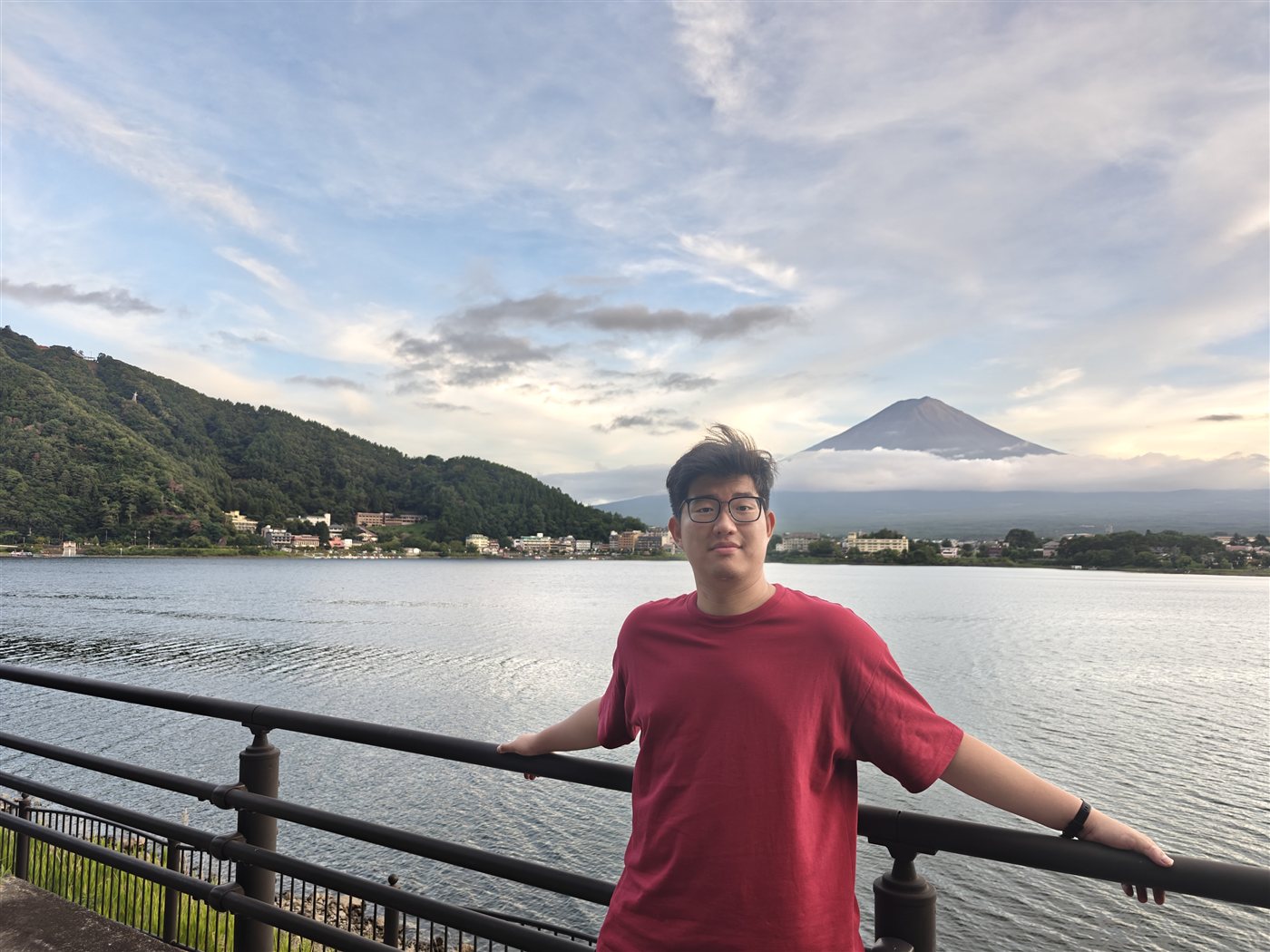 吴昱杭在河口湖畔，身后是富士山